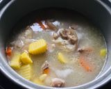 Hình bước làm 3 của món Canh giò heo hầm hạt sen