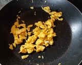 Foto langkah ke 2 dari resep Tumis Telur Tomat Simpel.