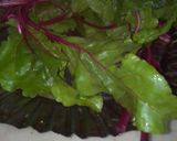 Foto del paso 3 de la receta: Ensalada con hojas de remolacha.. Riquísima