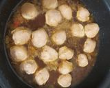 Foto langkah ke 3 dari resep Semur Bola Daging Ayam dan Kentang.