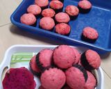 Foto langkah ke 7 dari resep Bolu kukus buah naga.
