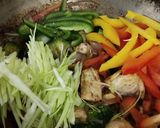 A picture of step 4 of Chicken Pan Fried Noddles.