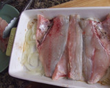 Foto del paso 1 de la receta: Dorada y lubina con cebollas al orégano