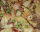 A picture of step 4 of Aloo Gobi Matar (Potato, Cauliflower, and Pea Curry).