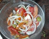 Foto del paso 4 de la receta Tortilla de papas con cebolla y ensalada de tomate