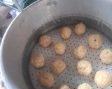 Foto langkah ke 6 dari resep Bola2 ubi isi coklat.