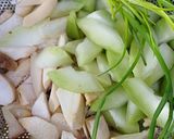 Hình bước làm 2 của món Canh bí xanh nấu tôm và nấm đùi gà