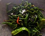 Foto langkah ke 4 dari resep Tempe ulek sambal cabe hijau.