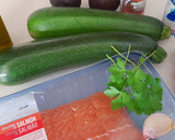 Foto del paso 2 de la receta: Salmón con espaguetis de calabacín y salsa de yogur - en freidora de aire-