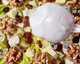 Foto del paso 4 de la receta: Ensalada de apio, nueces, pasas rubias y queso azul + agua de apio 💧 (receta de aprovechamiento)