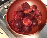 Une image de l'étape 1 de Compote de pêches de vigne et pêches jaunes à la crème de cassis.