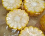 Foto langkah ke 3 dari resep Sayur Bening Katuk dan Jagung.
