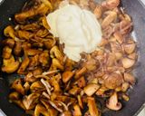 A picture of step 5 of Champignons in sour cream.