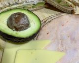 صورة لخطوة 1 من وصفة ساندويتش التيركي والقشقوان مع الافوكادو 🥑🥪🧀