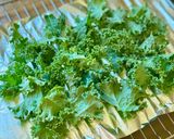 Hình bước làm 1 của món 🌱 Cải Xoăn Nướng Giòn (Chips Kale)