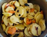 A picture of step 2 of Potatoes with mushrooms in a baking sleeve.