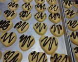 Foto langkah ke 5 dari resep Cookies Santan Topping Cokelat.