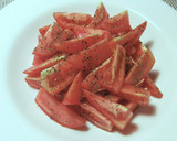 Foto del paso 3 de la receta: Ensalada de tomates pera con anchoas y pasas