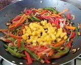 Foto del paso 5 de la receta: Wok de carne con ananá y cilantro