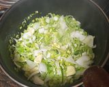 Foto del paso 1 de la receta: Crema de puerros y calabacín con queso majorero para estudiantes