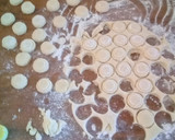 Foto del paso 3 de la receta: Mini alfajores de fécula de maíz con cobertura de chocolate