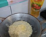 Foto langkah ke 4 dari resep Ayam Goreng Kremes.