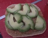 Foto del paso 2 de la receta Tostada de aguacate, tomate, atún y queso