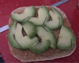 Foto del paso 2 de la receta: Tostada de aguacate, tomate, atún y queso
