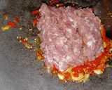 รูปขั้นตอนการทำที่ 3 ของ ผัดกระเพราหมูสับลูกชิ้นไก่