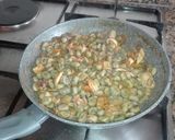 Foto del paso 6 de la receta Habas con calamares encebollados