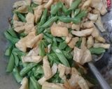 Foto langkah ke 2 dari resep Tumis buncis tahu saus tiram.