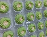Foto langkah ke 5 dari resep Bolu pandan keju.