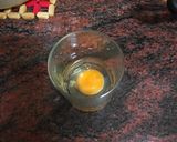 Foto del paso 2 de la receta: Huevos fritos con papas fritas y salchichas