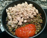 Foto del paso 3 de la receta: Pechuga de pollo con habitas y champiñón
