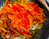 Foto del paso 3 de la receta: Filetes de cerdo en salsa de tomate y pimientos con patatas