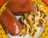 Foto del paso 5 de la receta: Huevo roto con tostadas de salmón