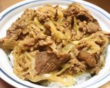 A picture of step 5 of Gyudon (beef bowl).