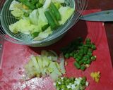 Foto langkah ke 2 dari resep Nasi Goreng Gorengan dengan Sayur Rebus.