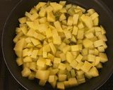 Foto del paso 1 de la receta: Truita de patates i ceba amb sobrassada i formatge brié