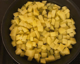 Foto del paso 1 de la receta: Truita de patates i ceba amb sobrassada i formatge brié