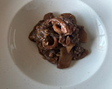 Foto del paso 5 de la receta: Guiso de calamares en vino tinto 🦑🍷