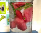 Foto langkah ke 1 dari resep Infused Water Semangka Strawberry Timun Jahe.