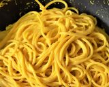 Foto del passaggio 4 della ricetta Spaghetti cremosi allo zafferano