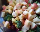 Foto del paso 6 de la receta: Ensalada con uvas, manzanas, brócoli y queso amarillo