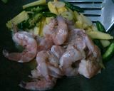 Foto langkah ke 2 dari resep Udang brokoli jagung muda saus tiram.