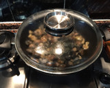 Foto del paso 6 de la receta: Almejas en salsa con ajos y piñones