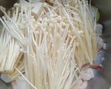 Foto langkah ke 3 dari resep Sup Tahu Enoki Udang.