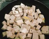 Hình bước làm 1 của món Chả lụa xào bơ cay