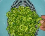 Foto langkah ke 2 dari resep Sambal goreng pare campur ikan teri.