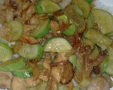 รูปขั้นตอนการทำที่ 2 ของ ไก่ผัดซีอิ๊วดำใส่แตงกวาราดข้าว|Stir-fried Chicken with Dark Soy Sauce and Cucumber Served with Steamed Rice